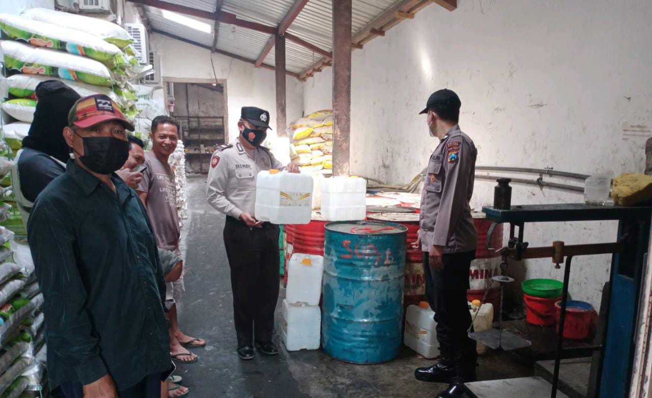 Satgas Pangan Polres Malang Pantau Penjualan Minyak Goreng Curah/Subsidi di Gondanglegi