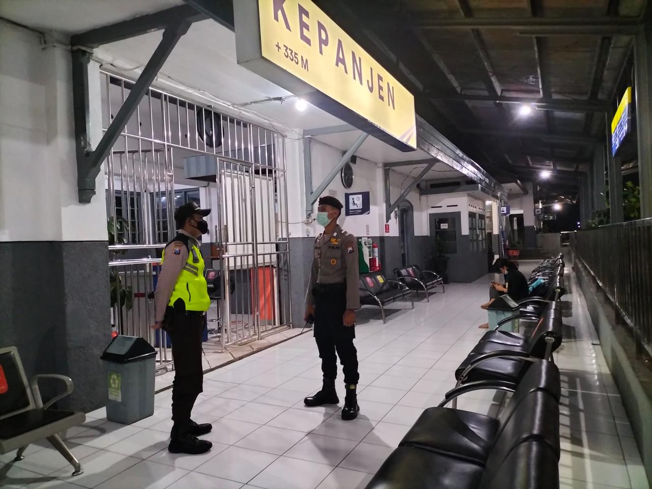 Unit Patroli Satsamapta Polres Malang: Patroli Malam Hari di Stasiun Kepanjen Antisipasi Kejahatan 3C